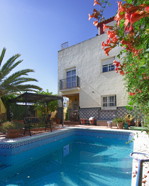 Bonito chalet en Benacazón, recién reformado, con piscina y hermoso jardín